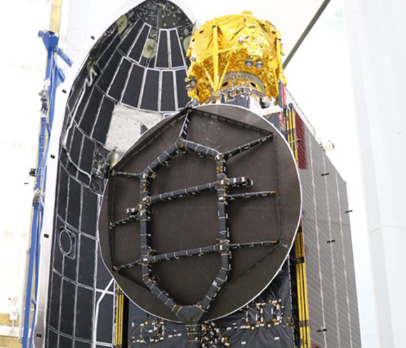 כמעט מוכנה: "בראשית" (עטופה בזהב) על גבי הלווין האינדונזי בדרך לכיפת טיל השיגור | צילום: SpaceX, SpaceIL, התעשייה האווירית