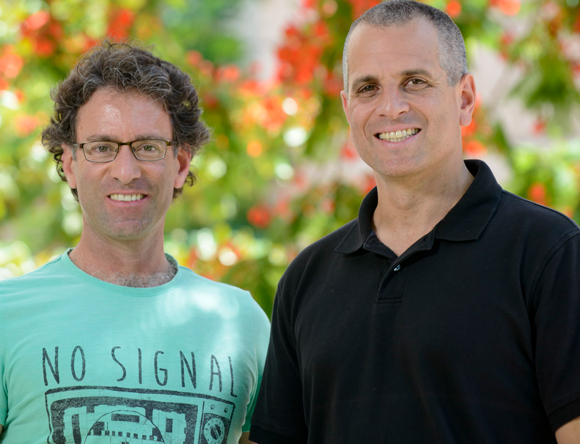 קשר הדוק בין השדה המגנטי לעומק הרוחות בכוכבי הלכת הגזיים. כספי (מימין) וגלנטי | צילום: איתי בלסון, מכון ויצמן למדע