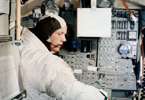 לא נשאר מקום לשבת. ארמסטרונג ברכב הנחיתה "איגל" לפני ניתוקו מרכב הפיקוד והשירות "קולומביה" | מקור: נאס"א