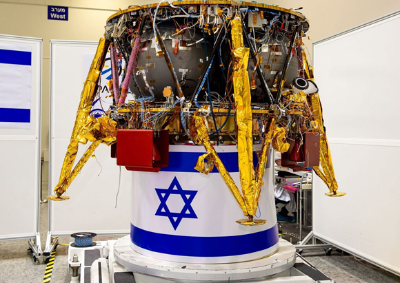 פיתוחים מקוריים רבים. החללית בשלבי הרכבה סופיים במפעל מבת חלל של התעשייה האווירית | צילום: SpaceIL