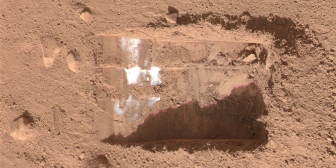 קרח טהור בעומק סנטימטרים אחדים בקו הרוחב 68. הממצא של רכב השטח פיניקס | צילום: NASA