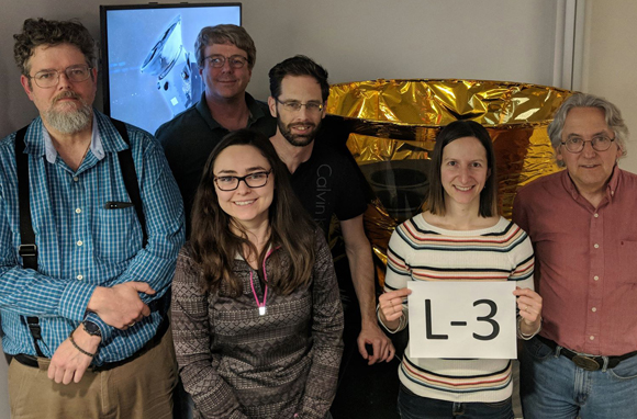 לסרוק את השמיים. שפורר (שלישי מימין) עם צוות התפעול של TESS ודגם הלוויין, מציינים שלושה ימים לשיגור | צילום: סקוט דיינס, MIT