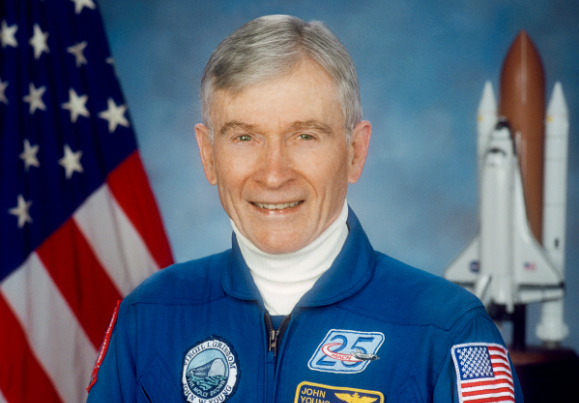 הראשון שהנחית בהצלחה חללית על גלגלים. יאנג על רקע דגם של מעבורת החלל קולומביה | צילום: NASA