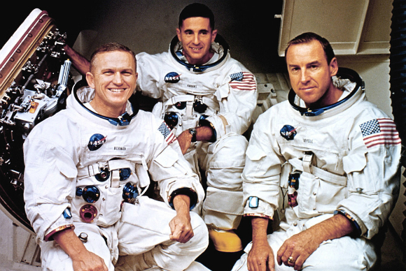 צוות מנוסה למשימה מאתגרת. לאוול (מימין) אנדרס (במרכז) ובורמן בפתח החללית אפולו 8 | צילום: נאס"א