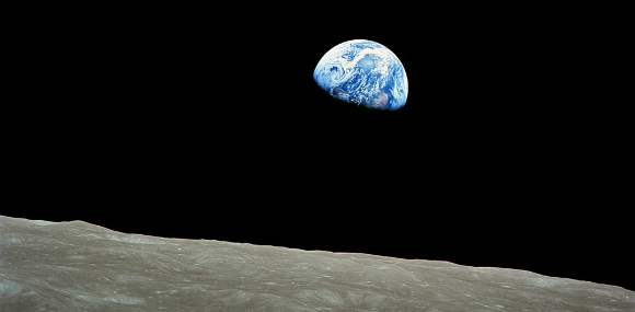 הצילום המפורסם ביותר. כדור הארץ זורח מעל אופק הירח כפי שצילם אנדרס מגובה 175 ק"מ | צילום: נאס"א