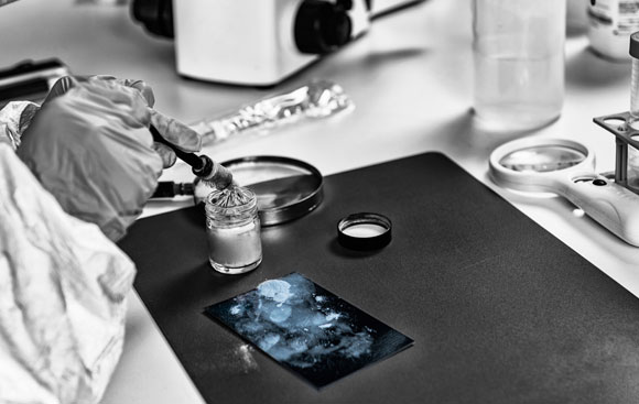 גורמים אקראיים לגמרי מכתיבים את המבנה של טביעות האצבע. מעבדה משטרתית לזיהוי טביעות | צילום: Science Photo Library