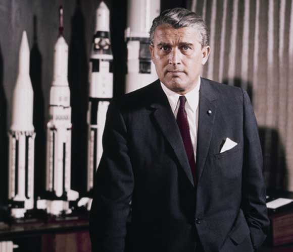 מגרמניה הנאצית לחזית תכנית החלל האמריקאית, הצבאית והאזרחית. פון בראון עם דגמי הטילים שלו | מקור: NASA