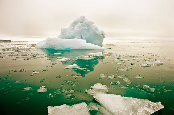 הפשרת קרחונים באוקיינוס הארקטי המתחמם | צילום: Tony Skerl, Shutterstock
