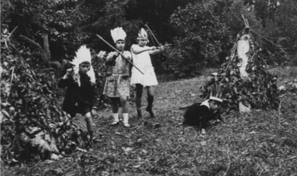 סימנים ראשונים של התנגדות לממסד? סחרוב וחברים משחקים באינדיאנים, 1928 | מקור: www.sakharov.space