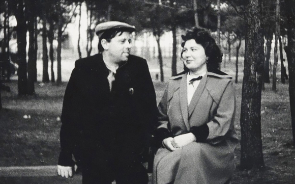 אהבה שנולדה במפעל תחמושת בזמן המלחמה. סחרוב עם אשתו קלאבדיה בראשית דרכם המשותפת | מקור: www.sakharov.space