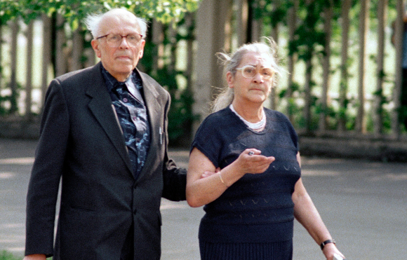 אהבה סביב פעילות למען זכויות האדם. סחרוב ורעייתו השנייה, ילנה בונר, במוסקבה | צילום: SPUTNIK / SCIENCE PHOTO LIBRARY