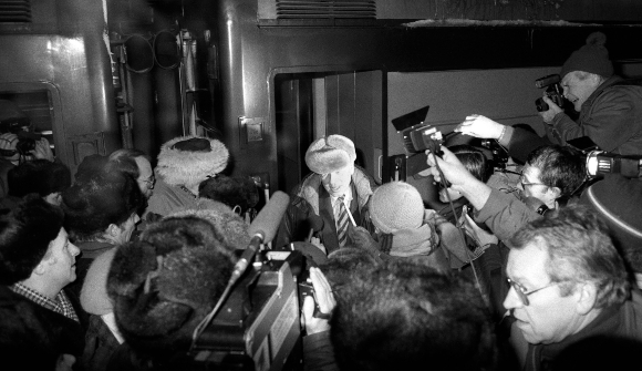 ניצחון למאבק. סחרוב נושא דברים במסיבת עיתונאים מאולתרת ברדתו מהרכבת במוסקבה עם שובו מהגלות | צילום: SPUTNIK / SCIENCE PHOTO LIBRARY