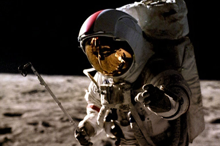 אחרי הטעויות בניווט, משחק גולף קצר על הירח. שפרד עם המחבט המאולתר | צילום: נאס"א