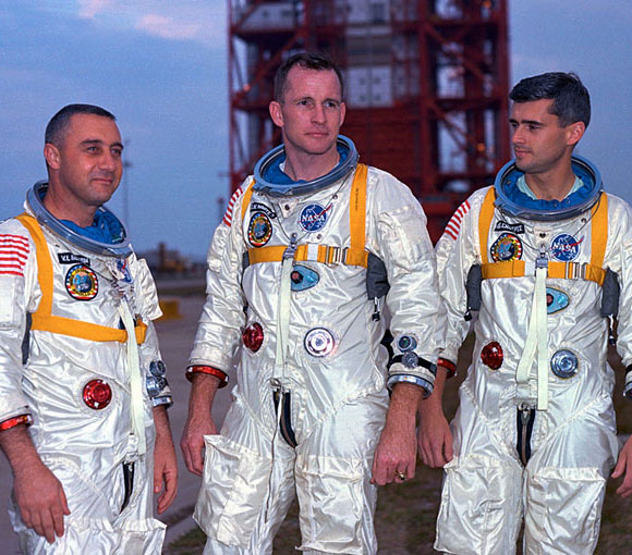 ההתלקחות המהירה לא הותירה להם סיכוי. צ'אפי (מימין), וייט (במרכז) וגריסום. למעלה: החללית המפויחת | צילומים: נאס"א