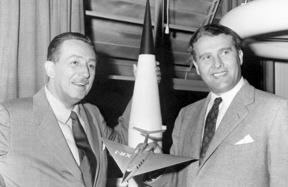 ההלבנה הושלמה. פון בראון (מימין) עם וולט דיסני. צילום: Science Photo Libray