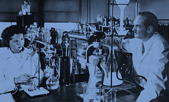 40 שנות פיתוח תרופות לסרטן, לדחיית איברים, ולמחלות חיידקיות ונגיפיות. עליון והיצ'ינגס במעבדה | מקור: אתר פרס נובל, אוסף wellcome