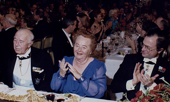 ויתרה על הדוקטורט, וקיבלה בסופו של דבר פרס נובל ברפואה. עליון עם היצ'ינגס (משמאל) ובלאק בנשף הנובל | מקור: אתר פרס נובל