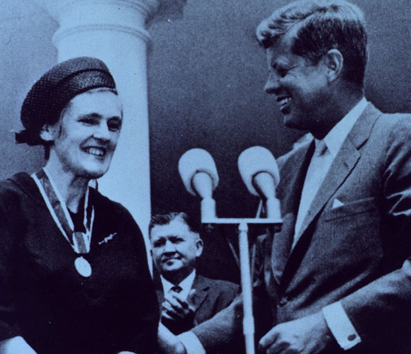 קלסי מקבלת מקנדי את עיטור הנשיא לשירות יוצא דופן של אזרחים עובדי מדינה | National Library of Medicine