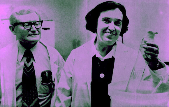 יאלו עם סולומון ברסון במעבדת המחקר | צילום: U.S. Department of Veterans Affairs