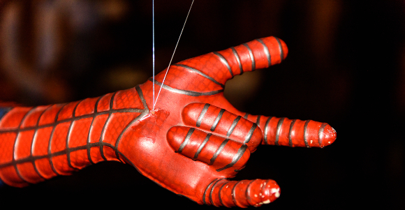 "בלוטת הקורים" באמת ידו של ספיידרמן - מתוך תצוגה במוזיאון השעווה במדריד | צילום: Anton_Ivanov, Shutterstock