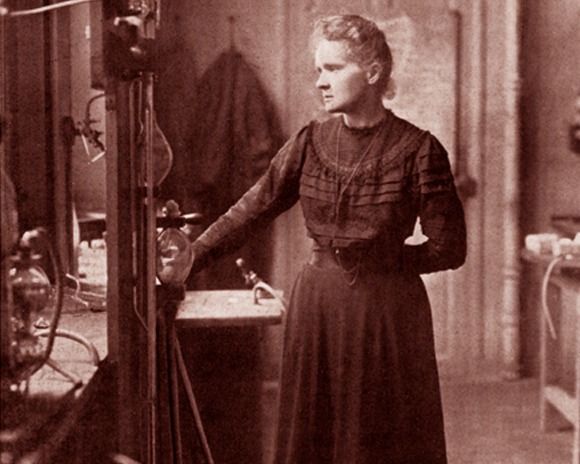 האדם היחיד בהיסטוריה שזכה בפרסי נובל בשני תחומים מדעיים. מארי קירי במעבדה | מקור: Science Photo Library