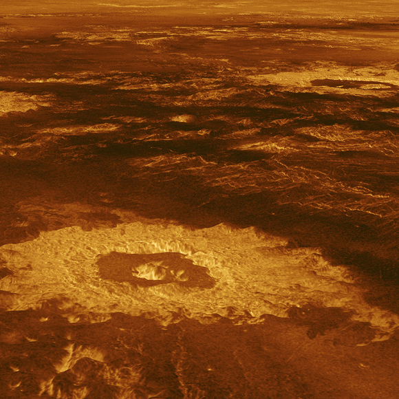 בתמונה זו של מגלן נראית פעילות געשית וגם מכתשים שנוצרו מפגיעת אסטרואידים | NASA/JPL-Caltech