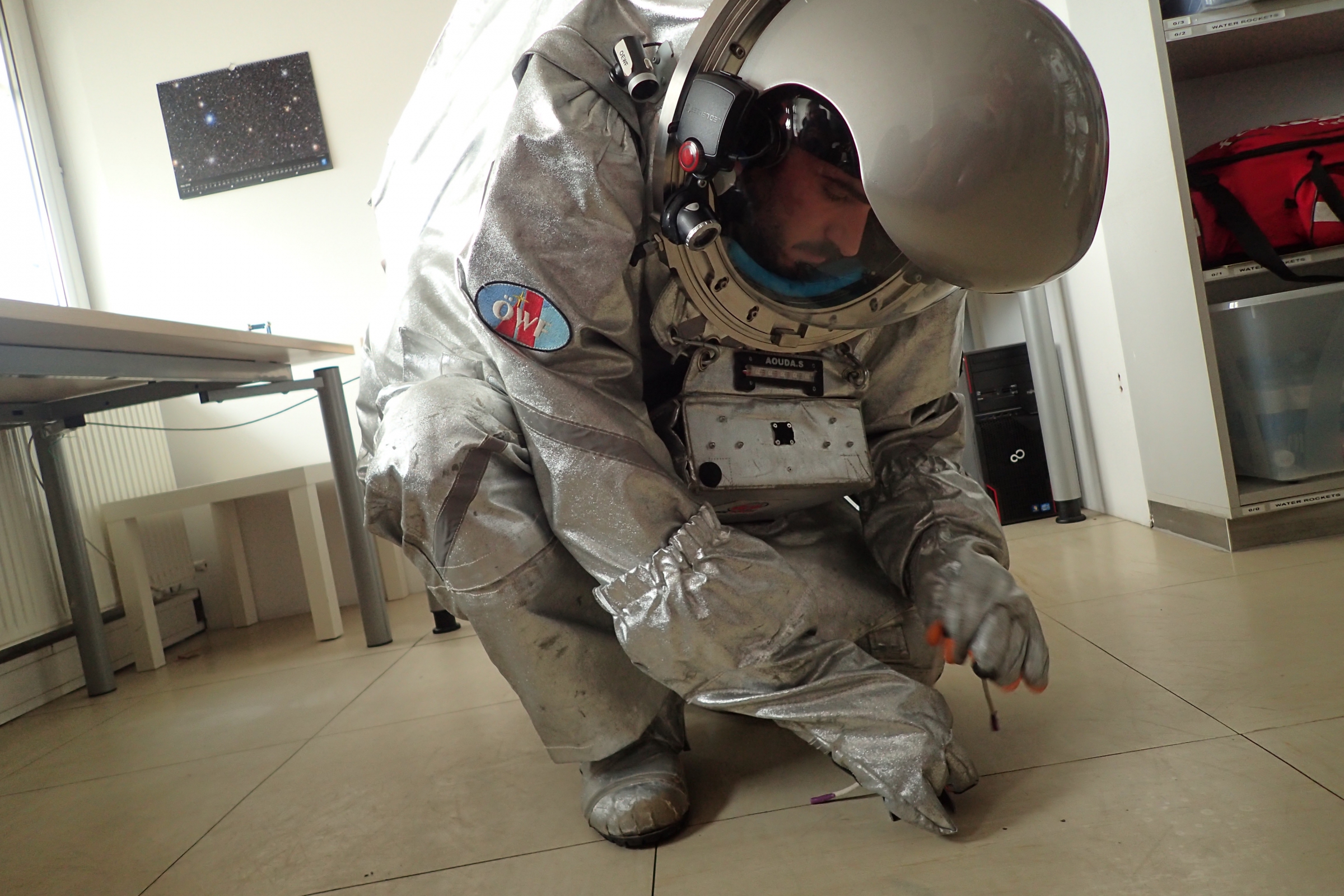 פעולות פשוטות הופכות מאתגרות מאוד בחליפת חלל מסורבלת. טנצר באימונים | צילום: פורום החלל האוסטרי, OeWF