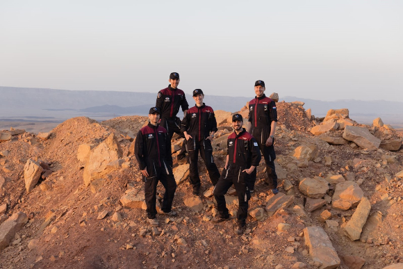 מצפים לצאת להרפתקה. חמישה מהאסטרונאוטים האנלוגיים במכתש רמון. אלון טנצר מימין | צילום: Florian Voggeneder, OeWF