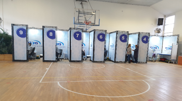 מתחם חיסונים של "מכבי" באולם ספורט בחולון | צילום: Roman Yanushevsky, Shutterstock