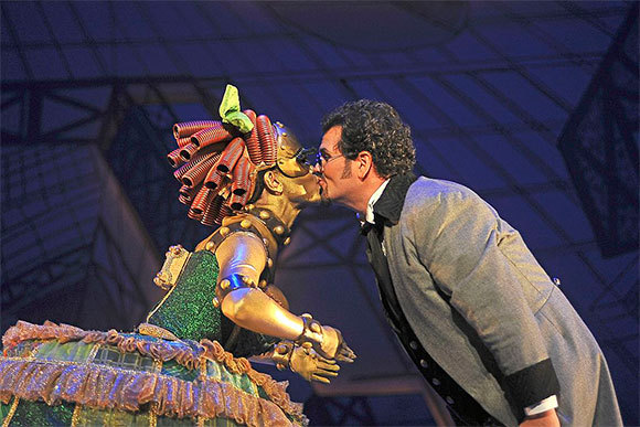 אולימפיה הרובוטית והופמן בהפקה "סיפורי הופמן" של בית האופרה של פלורידה,2011. כבר לא רק אוטומטון | צילום: GASTON DE CARDENAS, ויקיפדיה