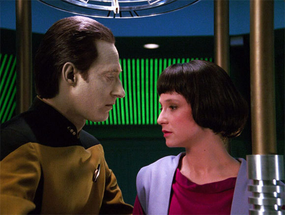 האנדרואידים לאל ודאטה מ"מסע בין כוכבים - הדור הבא". אנדרואידית עם רגשות מציפים | צילום: מתוך הסדרה