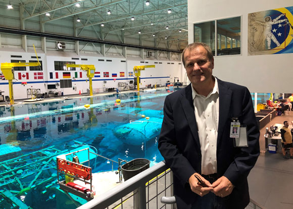 מול במרכז לאימון אסטרונאוטים | צילום: NASA