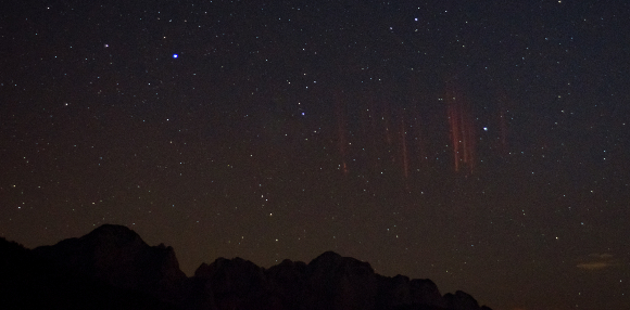התפרצויות של פלזמה אדומה שצולמו מעל האלפים האיטלקים | צילום: Menno van der Haven, Shutterstock