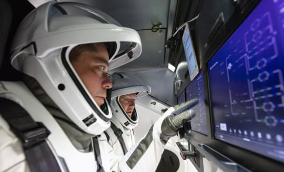 האסטרונאוטים הרלי ובנקן מתאמנים לשיגור בחללית דראגון | צילום: NASA