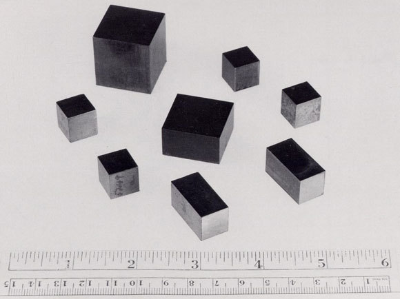 דלק לכורים גרעיניים: קוביות אורניום | צילום: משרד האנרגיה האמריקאי, ויקיפדיה, נחלת הכלל