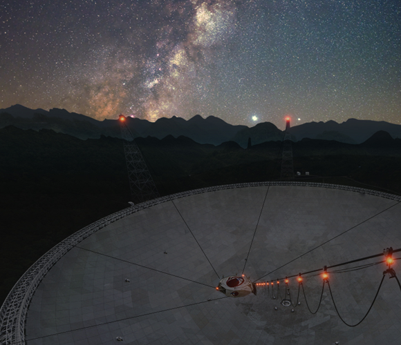 טלסקופ הרדיו FAST בסין על רקע שביל החלב | צילום ועיבוד תמונה: Bojun Wang, Jinchen Jiang, Qisheng Cui