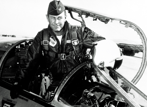 מקום של כבוד בתולדות התעופה. ייגר בתא הטייס | צילום: NASA / SCIENCE PHOTO LIBRARY