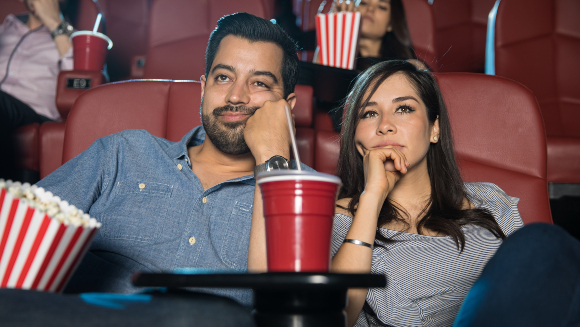מה עושים כשהסרט משעמם במיוחד: עוזבים או מקווים שישתפר? זוג משתעמם בקולנוע | צילום: antoniodiaz, Shutterstock