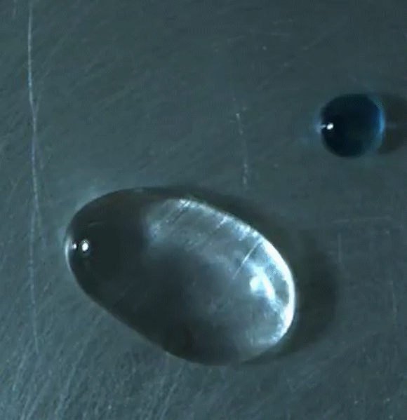 מפגש בין טיפות אתילן גליקול וכלורופורם, אפשר לראות את האדים שנוצרים ביניהן | מתוך המאמר F. Pacheco-Vázquez et al,. 2021