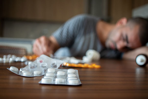 אדם בדיכאון מוקף בכדורים | צילום: victorhugosilvafotografo, Shutterstock