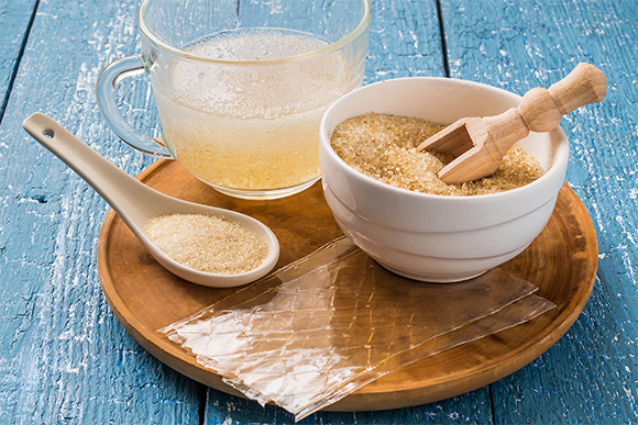 אפשר להשיג במגוון צורות: ג'לטין בתמיסה, באבקה, בגרגירים וביריעות | צילום: 13Smile, Shutterstock