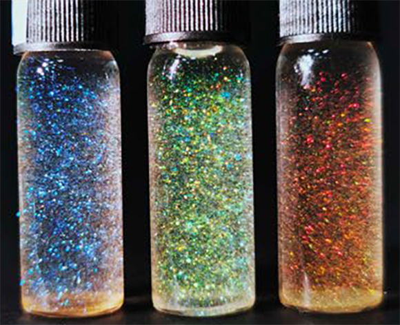 צנצנות עם הנצנצים מתאית בתמיסות שונות | Benjamin Droguet