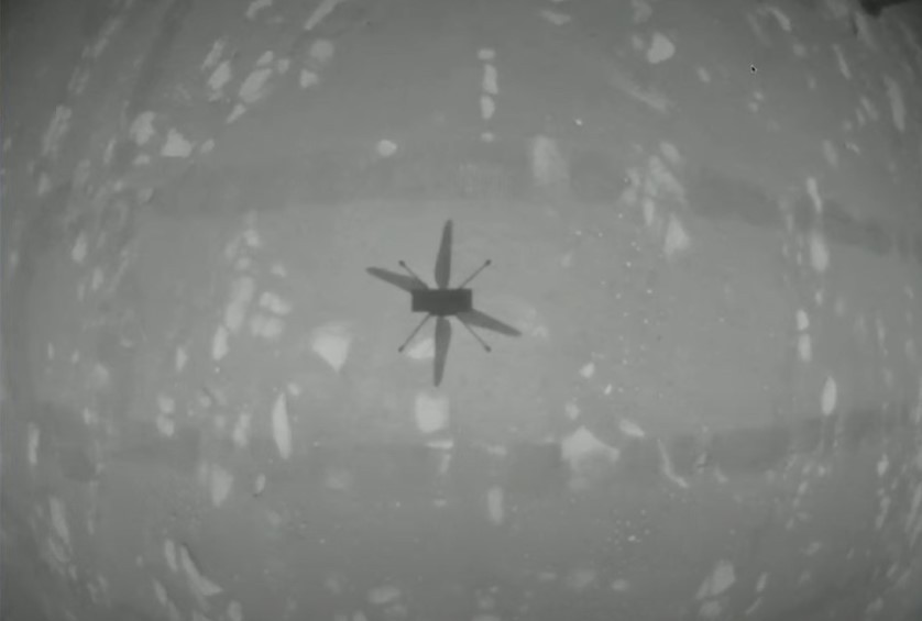 צילו של Ingenuity בזמן הטיסה, כפי שצולם ממצלמת הרחפן הפונה כלפי מטה | צילום: NASA