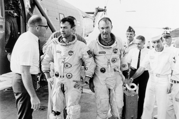 נחיתה מוצלחת לאחר משימה קשה. קולינס (מימין) עם ג'ון יאנג על סיפונה של נושאת מטוסים לאחר סיום משימת ג'מיני 10 | צילום: NASA