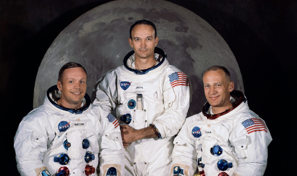 זרים מיודדים. קולינס (במרכז) עם צוות אפולו 11, ארמסטרונג (משמאל) ואולדרין בדיוקן הרשמי לקראת המשימה | צילום: NASA