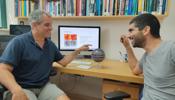 מודל פשוט שעונה על שאלות מורכבות. גבריאל (מימין) וכספי עם דגם של כוכב הלכת צדק | צילום: איתי נבו