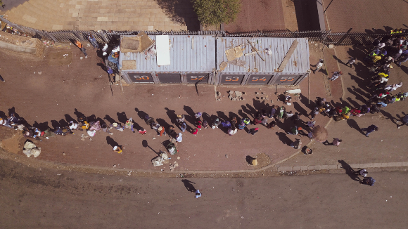 תור לבדיקות קורונה בדרום אפריקה | צילום: yebo_levy, Shutterstock