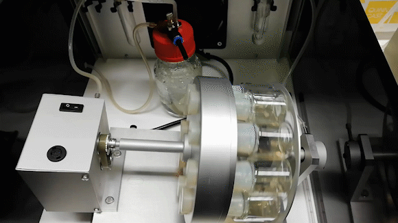 מתקן שמסובב את המיכלים העוברים באינקובטור | באדיבות פרופ' חנא