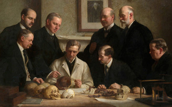 הזיוף שיטה בקהילה המדעית במשך 40 שנה. מדענים בוחנים את הגולגולת מפילטדאון. וודוורד עומד מאחור, הראשון מימין, ולצידו עומד דוסון | ציור: John Cooke