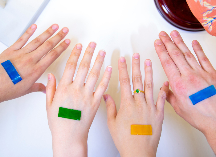 חומר מהשריון של סרטני ים. הג'ל שעליו מבוסס הפלסטר החדש. צילום: Wyss Institute at Harvard University